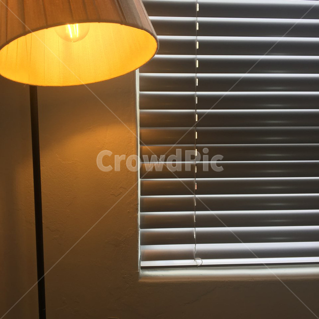 homedecor,가정장식,lamp,램프,블라인드,blind,빛,light,shadow,그림자