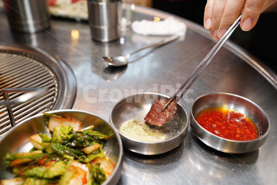 고기,육류,안주,먹거리,안줏거리,육식,한우,구이,한식,먹방,푸드,음식,소,식사,사람,인물,인간,human,person,신체일부,몸,body,음식,식재료,요리,food,cook,meal,dishes,food reserves,육류,고기,meat