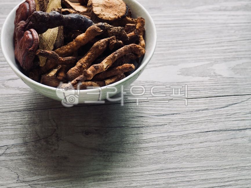 동양의학,한약재료,한약재,약재,뿌리,식물,뿌리식물,음식,배경,그릇,도자기그릇,건강식품,감기,약,한약,감초,대추,검정,한방약,한방,건조식품,의학,아시아문화,한국문화,감기치료제,orientalmedicine,chinesemedicineingredients,herbalmedicine,medicine,root,plant,food,background,bowl,porcelainbowl,healthfood,cold,about,chinesemedicine,licorice,jujube,black,driedfood,asianculture,koreanculture,coldremedy