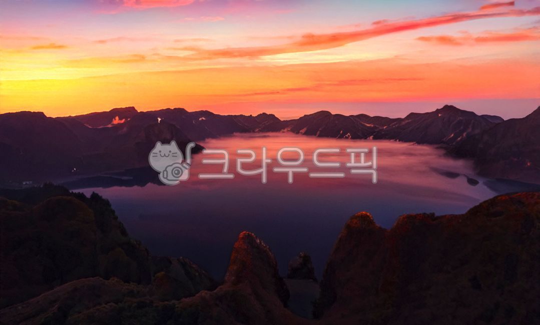 백두산,장백산,칼데라,칼데라호,칼데라호수,한국의백두산,이도백하,민족의영산,한국의영산,명산,관광명소,잔설,분화구,장엄한,웅장한,대자연,힐링,한국의자연,여행지,중국,북파,천지,천지연,호수,화산,활화산,휴화산,자연,풍경,산,북한,국경,물,파노라마,아시아,온천,온천수,석회수,화산암,하늘,구름,맑음,절경,비경,신비한,신비로운,산맥,백두산천지,봄,계절,노을,여명,빛,햇살,햇빛,반영