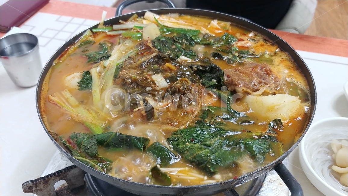 감자탕,한식,한국음식,우거지,감자,뼈,해장국,탕,koreanfood,육류,고기,meat,냄비,술안주,음식,요리,식재료,끓고있는,음식,식재료,요리,food,cook,meal,dishes,food reserves,한식,한국음식,한국요리,korean food,korean dishes,korean meal,korean cook
