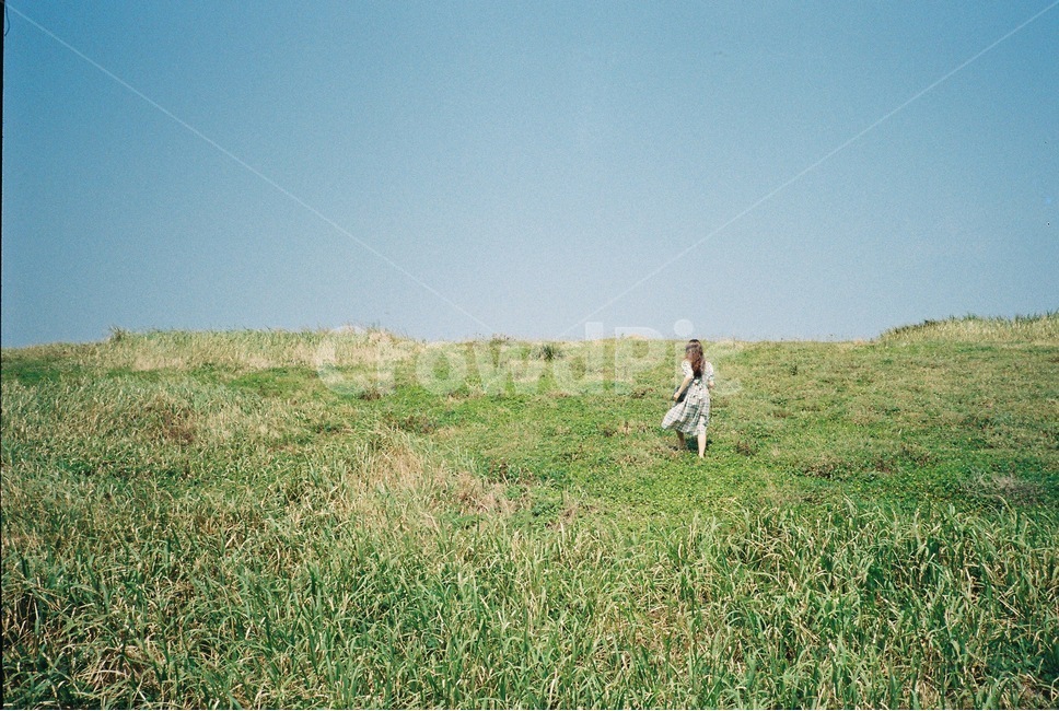 자연,들판,인물뒷모습,하늘,초원,오름,사람,인물,인간,human,person,여성,여자,woman,female,lady,여행,휴가,traveling,vacation,trip