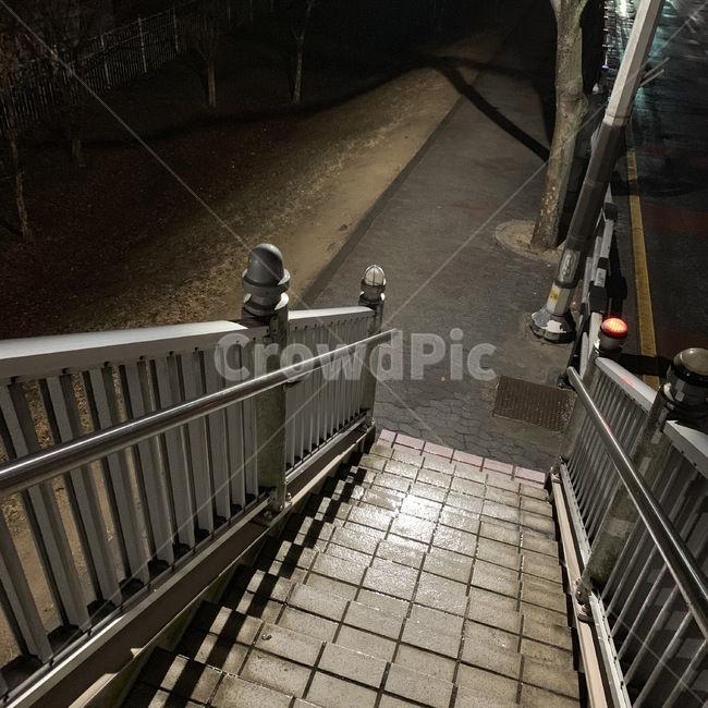 육교,계단,비오는날,밤거리,퇴근길,야경,밤,풍경,nightscape,night,landscape,banister,난간,handrail,railing