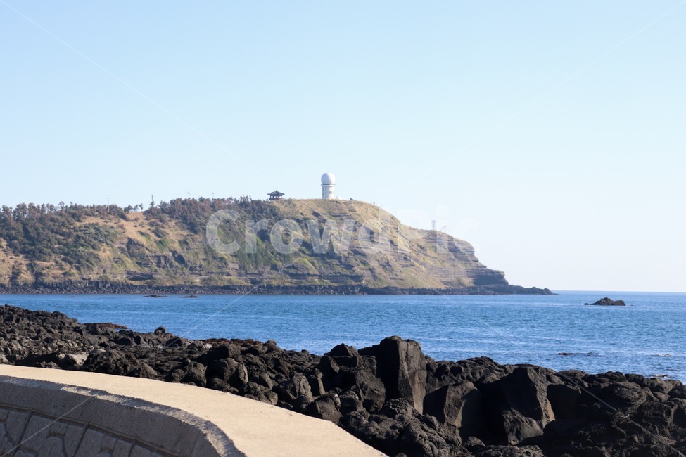 바다,제주도,파란색,해안,바닷가,감성,절벽,등대,자연,풍경,nature,landscape,제주도,jeju,jeju island,promontory,곶,outdoors,옥외,land,땅,water,물,shoreline,해안선,ocean,대양,sea