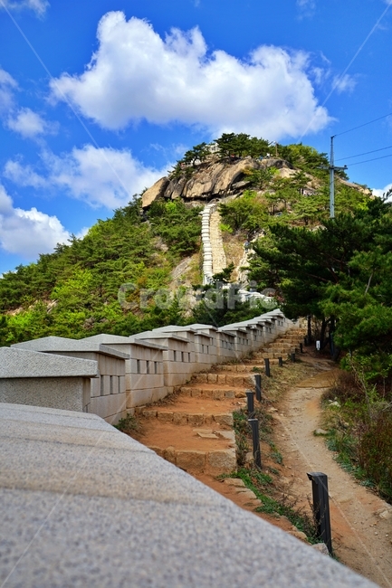 blue sky,mountain peak,forest,castle,top of the mountain,bluesky,range,Seoul nature,clouds,scenery,summit,april,Joseon,scene,Hanyangdoseong,Hanyangdoseongseonseonggil,cloud,spring,Hanyangdoseonggil,view,mountainchain,Seoul,Korean nature,cultural property,