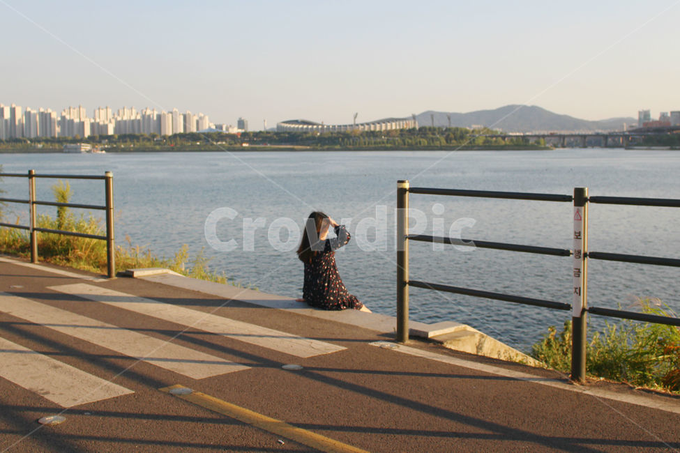 한강,사람,저녁,하늘,횡단보도,길,girl,sky,people,사람,인물,인간,human,person,여성,여자,woman,female,lady