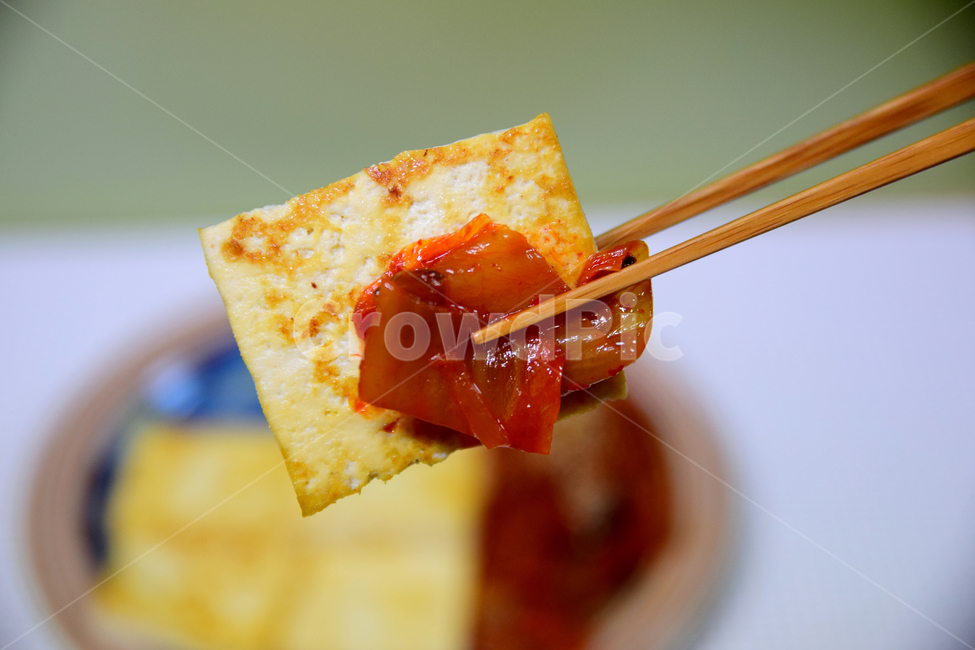 두부,김치,젓가락,접시,막걸리안주,안주,반찬,음식,beancurd,kimchi,음식,식재료,요리,food,cook,meal,dishes,food reserves,한식,한국음식,한국요리,korean food,korean dishes,korean meal,korean cook