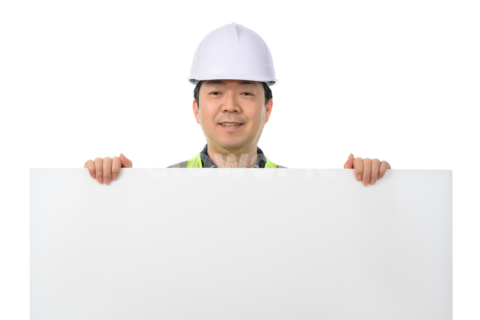 비즈니스맨,남자,직장인,사회인,회사원,1명,1인,한국인,중국인,일본인,아시아인,중년,중장년,비즈니스,사업가,사업,하얀배경,40대,50대,카피스페이스,여백,메세지,메시지,보드,패널,빈칸,공란,빈,광고판,미소,화이트보드,메세지보드,광고,정보,알림,교육,카피스페이스,건설,건축,노동자,안전모,안전모자,현장근로자,근로자,일용직,안전,산업안전,산업재해,예방,인테리어,사람,인물,인간,human,person,산업,industry,industrial,비즈니스,사업,business,service,work,연출,컨셉,콘셉,direction,concept