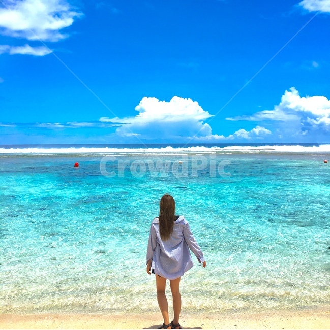 바다,하늘,뒷모습,배경,구름,여름,계절,summer,season,해변,바다,beach,sea,사람,인물,인간,human,person,여성,여자,woman,female,lady,여행,휴가,traveling,vacation,trip,ocean,대양,nature,자연,water,물,outdoors,옥외,shoreline,해안선,land,땅