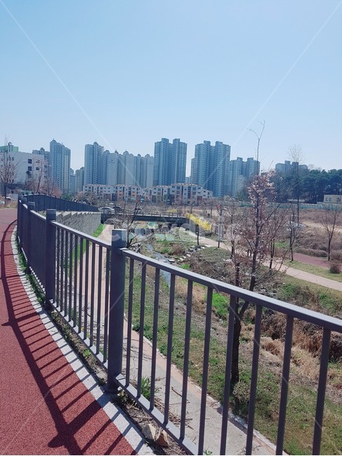 산책로,점심시간산책,산책운동,유산소운동,파워워킹,도시,풍경,city,landscape,railing,난간,banister,handrail