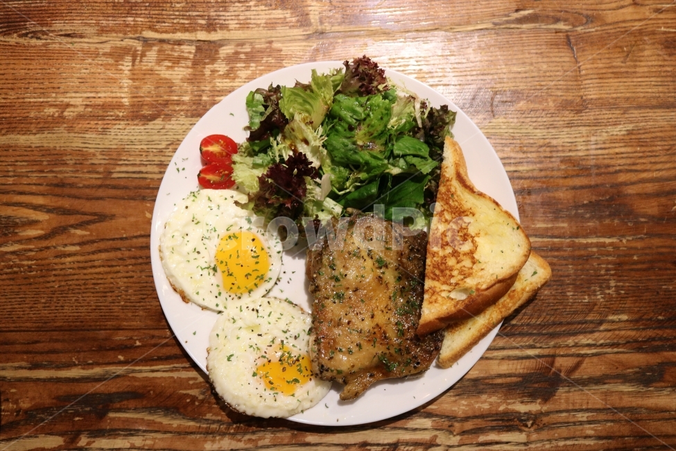 음식,토스트,계란,요리,식사,샐러드,아침,치킨,토마토,접시,나무,브런치,food,salad,egg,diet,dish,cooking,cooked,cook,cuisine,meal,lunch,음식,식재료,요리,food,cook,meal,dishes,food reserves,빵,bread,양식,서양음식,서양요리,western food,western dishes,western meal,western cook,아침식사,조식,브런치,breakfast,brunch