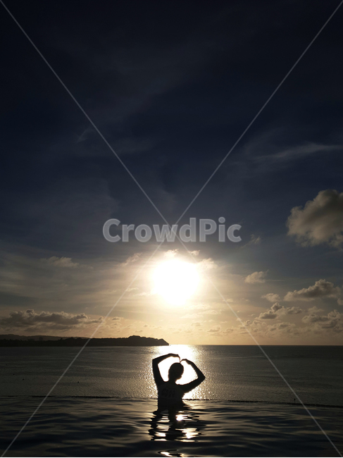 빛,자연,light,nature,하트,사람,인간,휴식,바다,수영장,괌,산,하늘,구름,저녁,해,태양,동작,팔,머리,표시,수평선,지평선,손모으다,인물실루엣,사람실루엣,character silhouette,human silhouette
