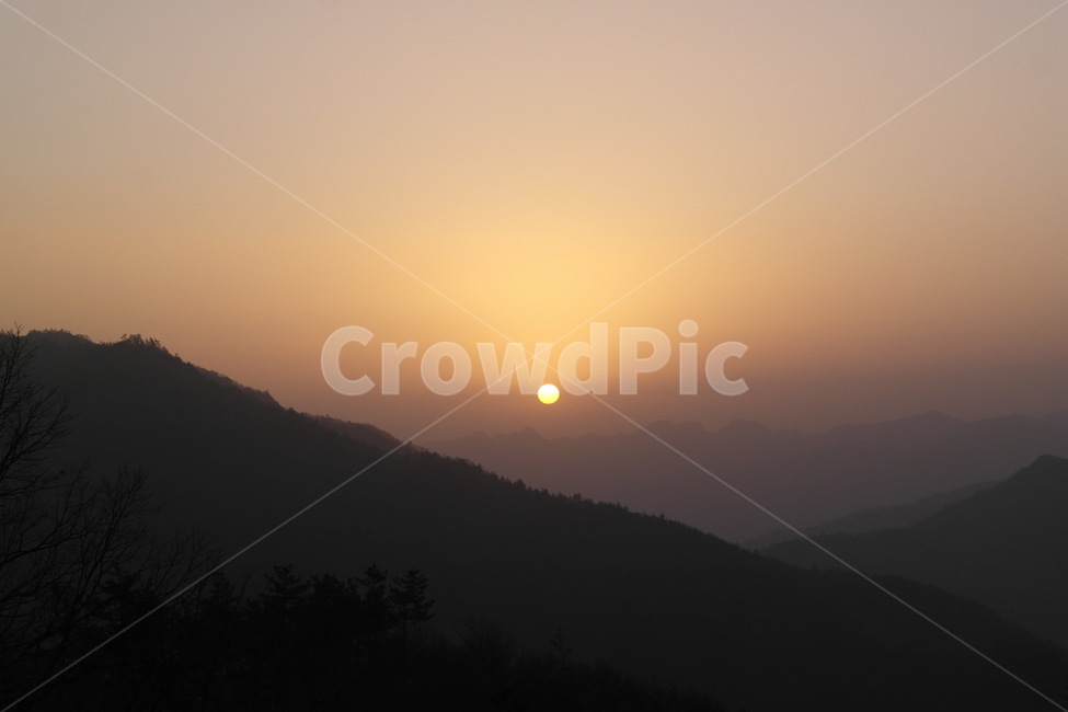 nature,자연,outdoors,옥외,새벽,sky,하늘,붉은하늘,sunset,일몰,산,산정산,해,태양