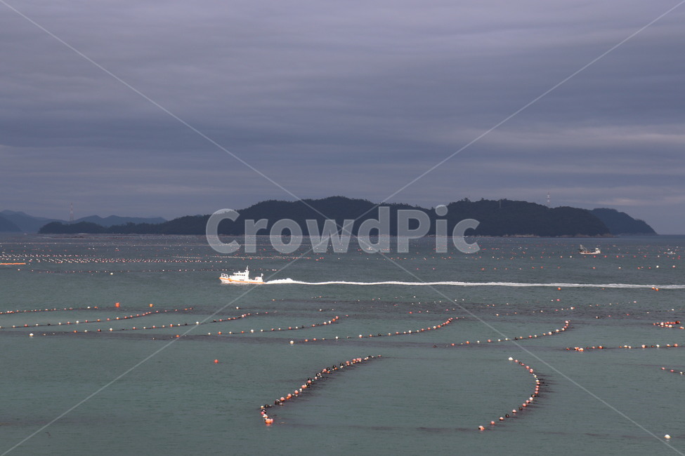배,바다,항해,먹구름,해안선,남해,해남,양식장,전복양식장,boat,sea,ocean,glum