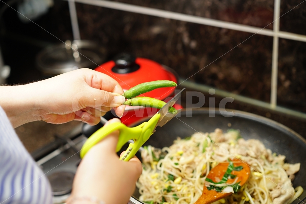 가위질,가위,요리,쿡,고추,청양고추,볶음,요리사,아내,손,식사,매콤,양념,먹방,일상,집밥,사람,인물,인간,human,person,신체일부,몸,body,음식,식재료,요리,food,cook,meal,dishes,food reserves,채소,야채,vegetables