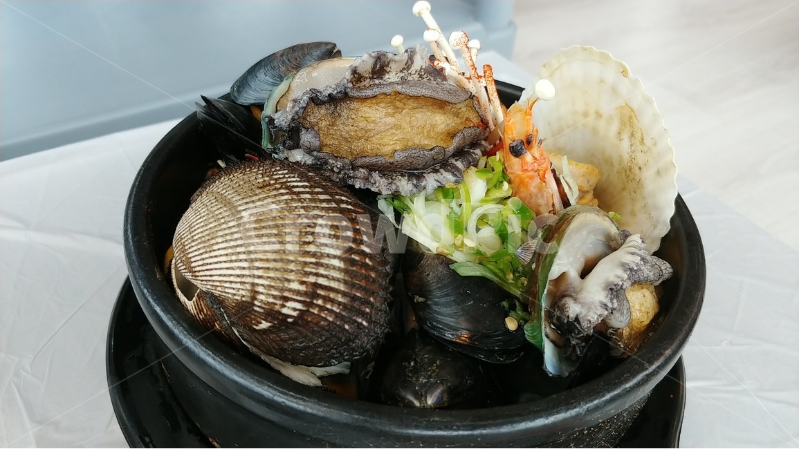 전복해물뚝배기,전복,조개,해물,뚝배기,한국음식,버섯,새우,홍합,음식,식재료,요리,food,cook,meal,dishes,food reserves,수산물,해산물,fishery products,seafood,한식,한국음식,한국요리,korean food,korean dishes,korean meal,korean cook