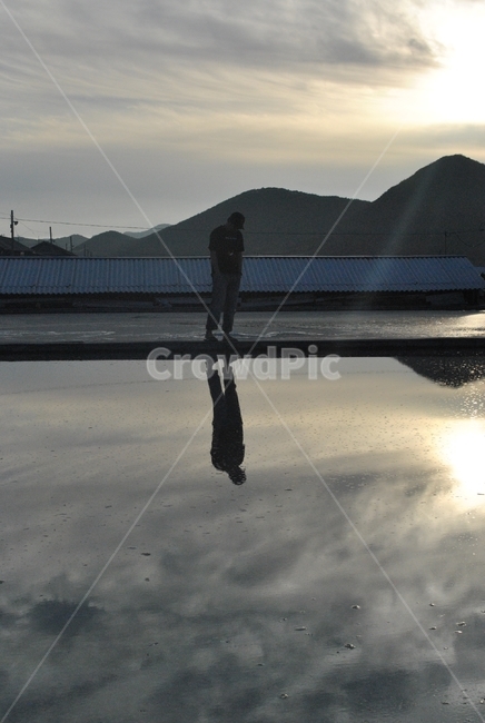 실루엣,염전,곰소염전,반사,소금,silhouette,saltfield,gomsosaltfield,reflect,salt,사람,인물,인간,human,person,남성,남자,man,male