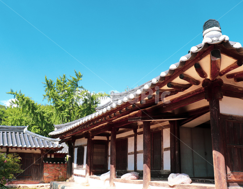 roof,지붕,하늘,sky,기와,한옥,koreanstylehouse,house,patio,안마당,porch,현관,한국전통,한국문화,korean traditional,korean culture