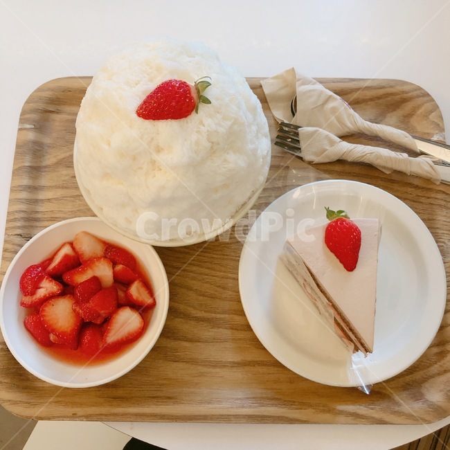 디저트,크림,빙수,케이크,먹방,감성,플레이팅,딸기,딸기빙수,딸기케이크,strawberry,dessert,cream,food,cake,cafe,디저트,간식,후식,dessert,snack