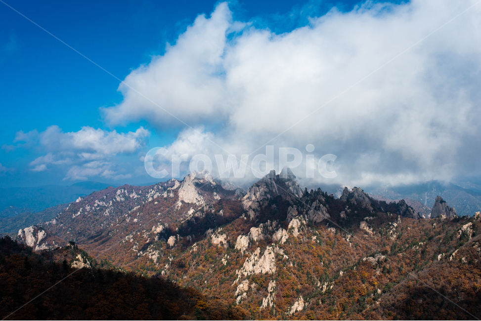 강원도산,설악산,설악산가을,가을설악산,강원도설악산,풍경,자연풍경,단풍,설악산단풍,산,mountainrange,하늘,sky,날씨,산맥,적운,cumulus,구름,cloud,가을,계절,fall,autumn,season,자연,풍경,nature,landscape,한국자연풍경,한국자연경관,korea nature landscape,outdoors,옥외,mountain range,mountain,weather