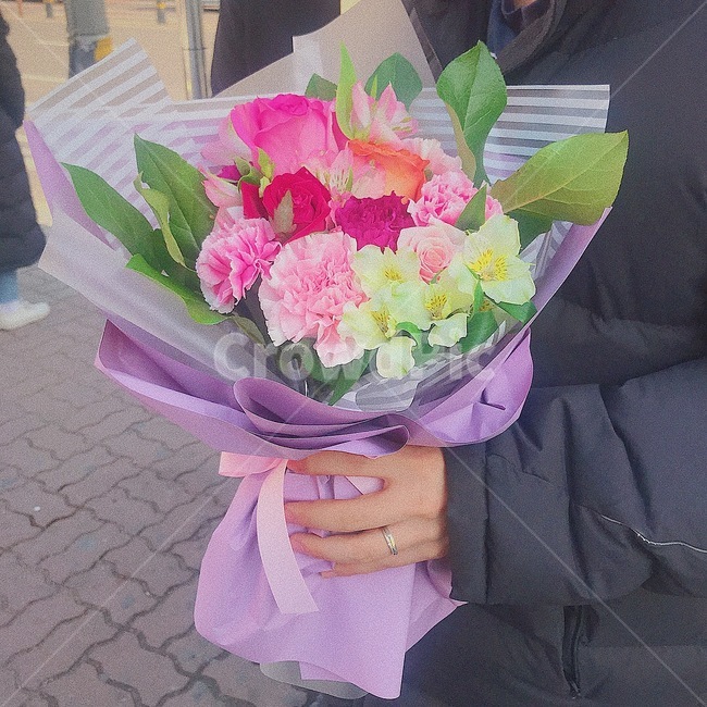꽃다발,장미,카네이션,꽃,손,꽃,flower,기념일,축하,anniversary,congratulation,celebrate,celebration