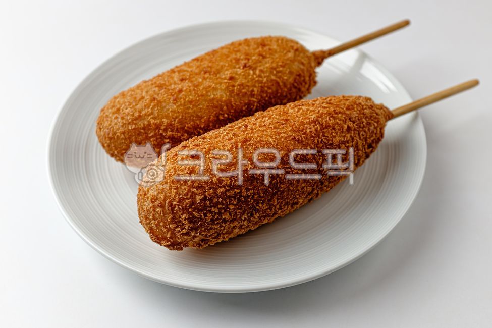 핫도그,콘도그,소시지,빵,밀가루,튀김,간식,디저트,후식,음식,식사,식품,식료품,재료,식재료,음식재료,클로즈업,기름진,짭짤한,고소한,음식,식재료,요리,food,cook,meal,dishes,food reserves