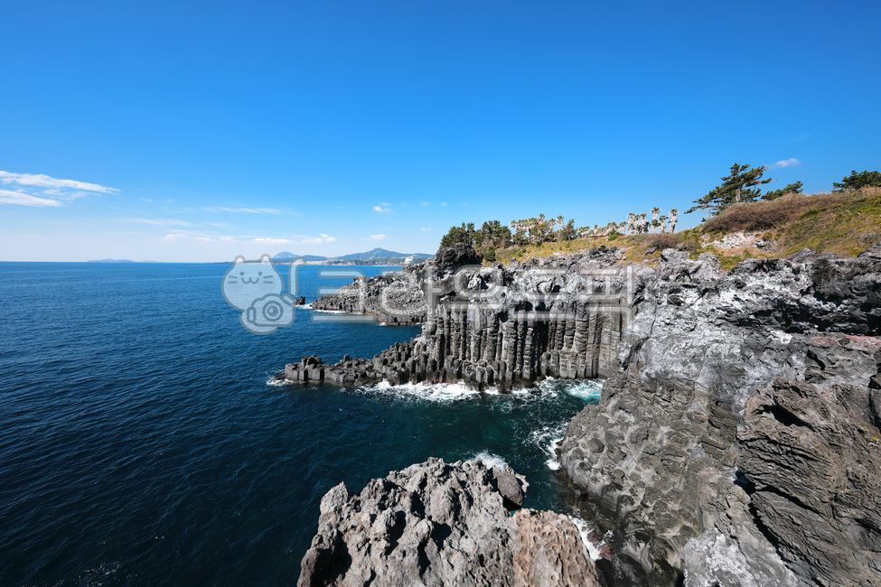 sky,Cliff,nature,cliff,tree,Columnar joints,water,sea,cloud,rock,rock wall,Beach,Coast,outdoors,ocean,Daepodong Columnar Joint
