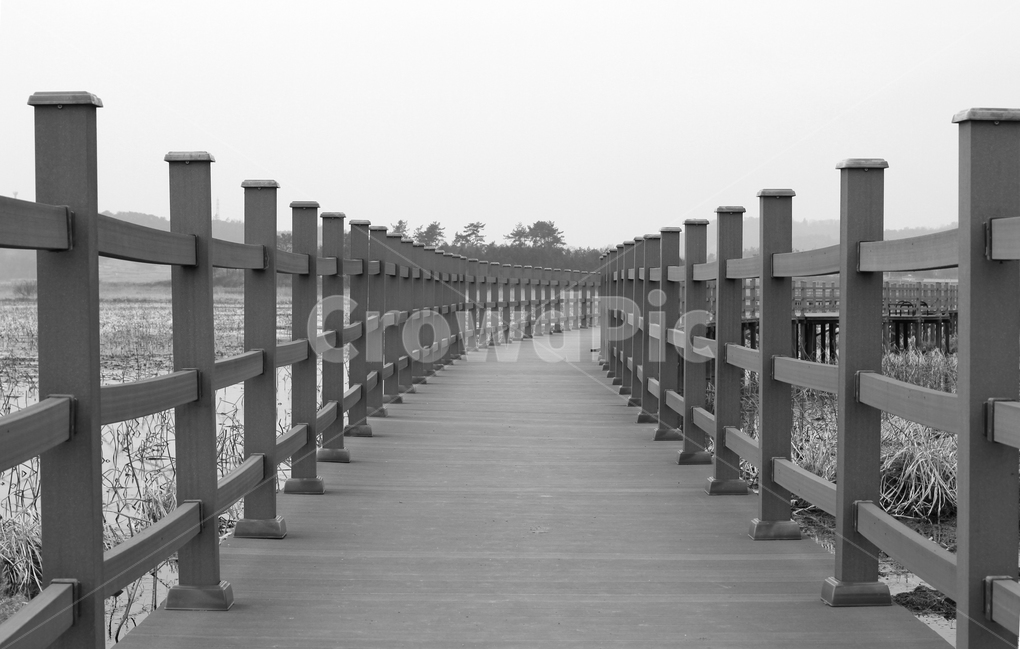 다리,난간,나무다리,감성,감성사진,흑백,모노톤,monochrome,black and white