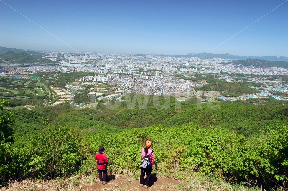 산,등산,등산객,취미,운동,전망,남한산,남한산성,조망,서울,한국,풍경,스카이라인,정상,산정상,환경,마운틴,하이킹,mountain,hiking,도시,풍경,city,landscape,사람,인물,인간,human,person,outdoors,옥외