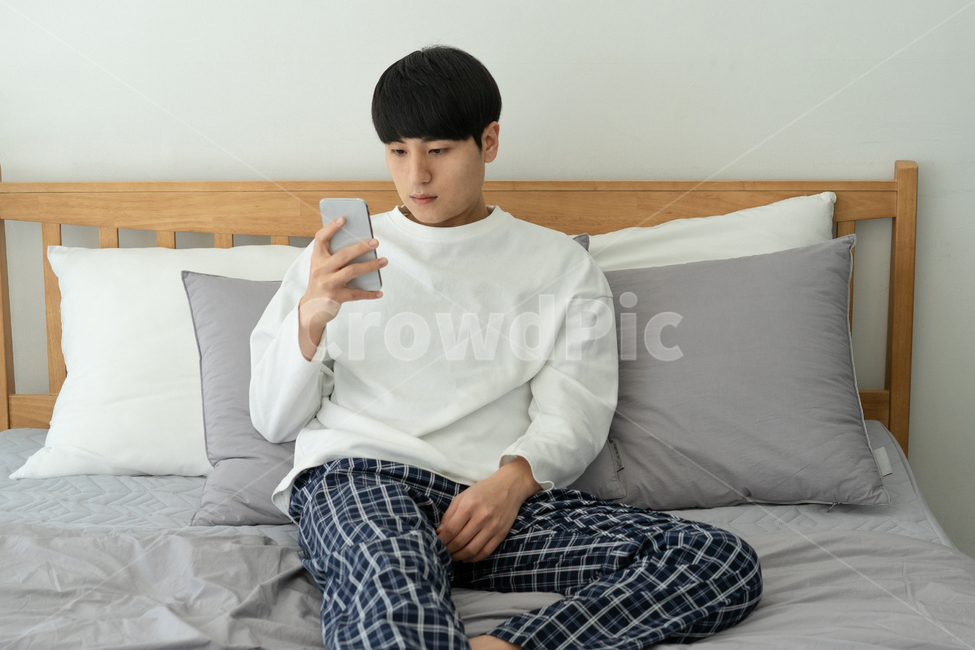 침대,남성,남자,침실,방,파자마,잠옷,휴식,휴일,모바일,핸드폰,휴대폰,집,실내,사람,인물,인간,human,person,남성,남자,man,male