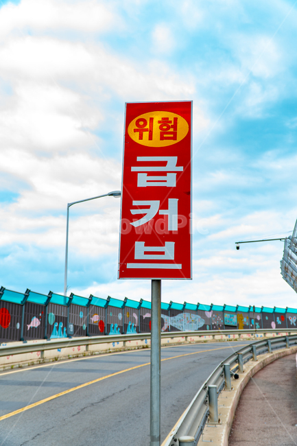 표지판,멈춤,stop,빨간색,위험,경고,교통,안전,거리,자동차,버스,교통수단,안전제일,급커브