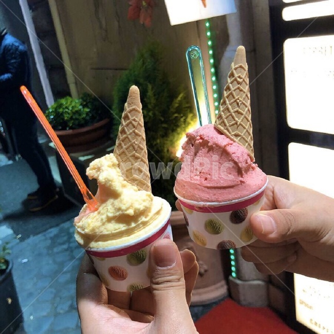 젤라또,아이스크림,딸기아이스크림,바닐라아이스크림,콘,디저트,시원한,달콤한,달달한,음식,식재료,요리,크림,creme,dessert,cream,food,icecream,human,person,디저트,간식,후식,dessert,snack