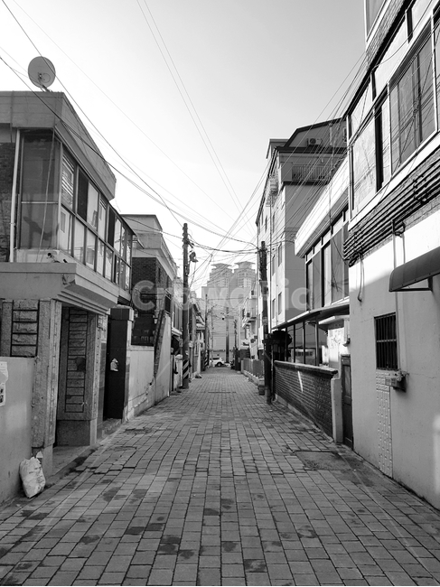 건물,path,골목,흑백,alley,alleyway,골목길,alley,흑백,모노톤,monochrome,black and white