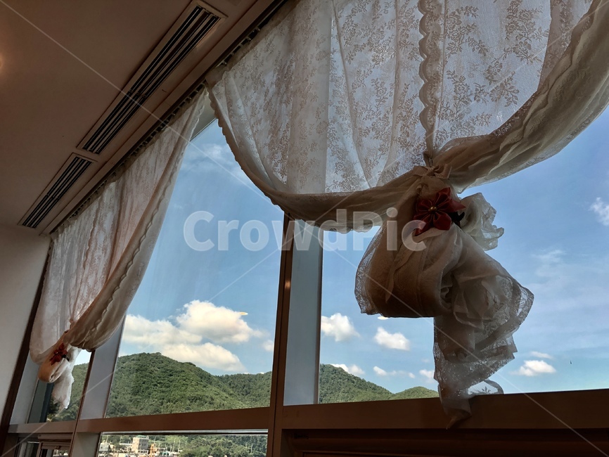 카페,심플,감성,커튼,필름카메라,인테리어,창문,맑은날씨,구름,산,풍경,실내디자인