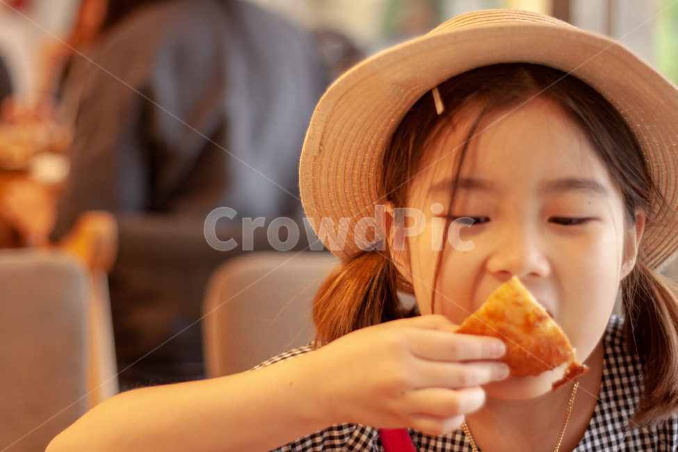 eat,간식,빵집,먹방,빵,bakery,아동,여자아이,girl,bread,cafe,kid,lunch,hat,delicious,사람,인물,인간,human,person,어린이,어린아이,child,children,kid,음식,식재료,요리,food,cook,meal,dishes,food reserves