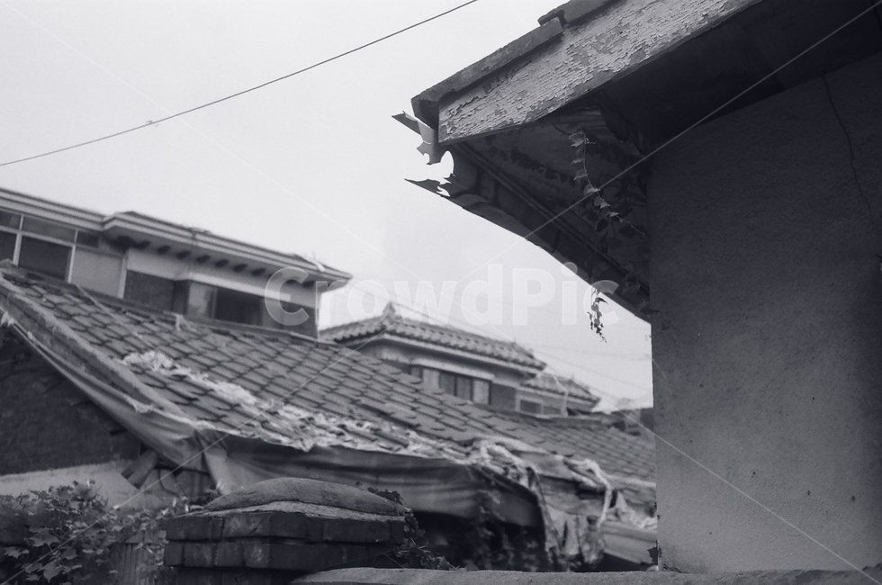 roof,지붕,골목,흑백사진,흑백,흑백,모노톤,monochrome,black and white