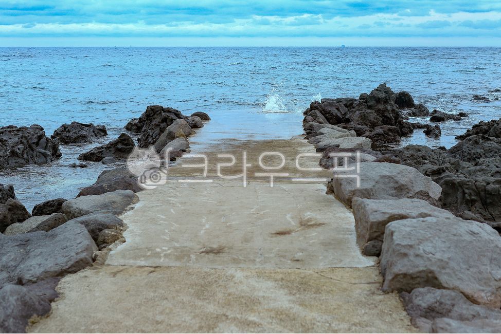 bluesky,visible light,cloud,sight,weather,season,sunny,sky,skyblue,town,fluffy clouds,whitecloud,promontory,flagstone,background,blue sky,headland,skybackground,air,clouds,muzzle,scenery,cumulonimbus,summer,basalt,cumulus,Clear weather,nature,white clouds