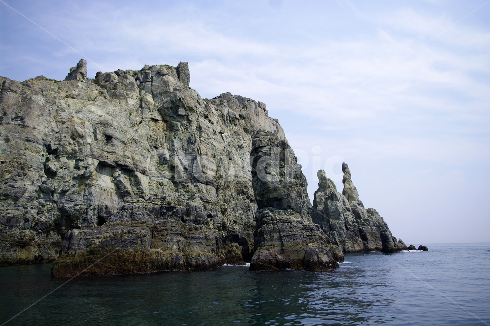 암석,바위,하늘,구름,섬,바다,자연,풍경,nature,landscape,cliff,낭떠러지,outdoors,옥외,promontory,곶,ocean,대양,sea,water,물