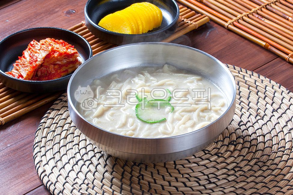 들깨,들깨칼국수,칼국수,국수,면요리,면,밀가루면,밀가루음식,감자칼국수,칼국수면,한국음식점,한국식당,들깨칼국수면,면음식,밀가루요리,밀가루,맛집,먹거리,식재료,민속음식,한국음식,전통음식,호박,들깨가루,감자,김치,단무지,한국요리,전통요리,한식,식당,음식점,식사,점심,점심식사,저녁,저녁식사,별미,건강식,영양식,간편식,food,음식,그릇