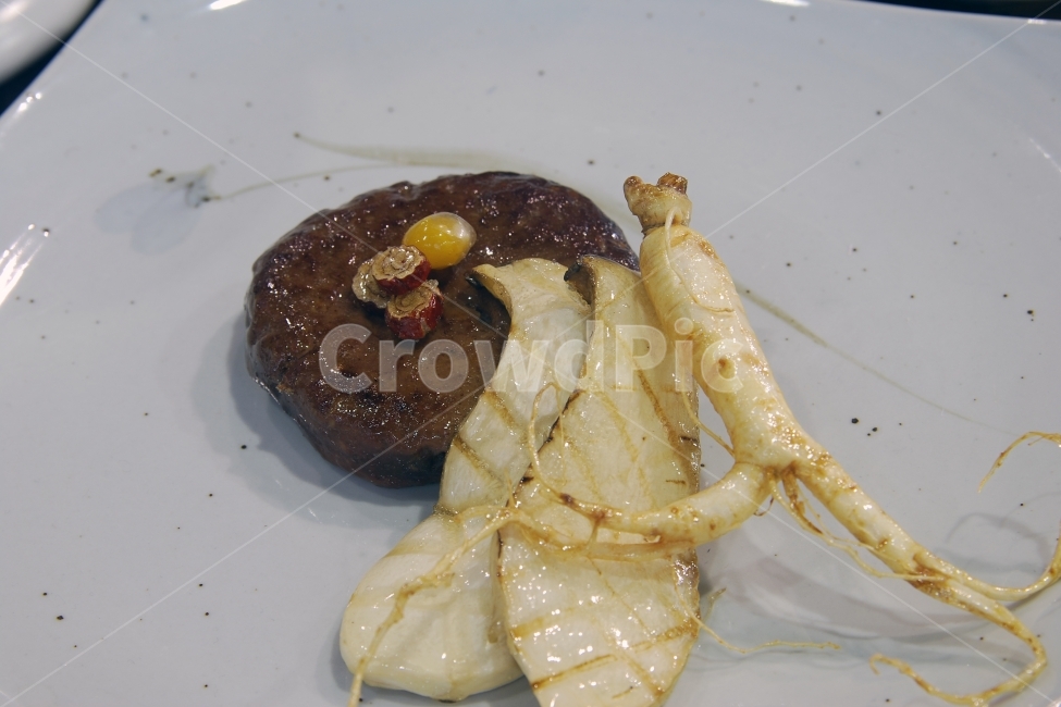 떡갈비,버섯,인삼,요리,음식,한식,퓨전,퓨전음식,접시,레스토랑,한국,전통,한국음식,전통음식,음식,식재료,요리,food,cook,meal,dishes,food reserves,육류,고기,meat,한식,한국음식,한국요리,korean food,korean dishes,korean meal,korean cook