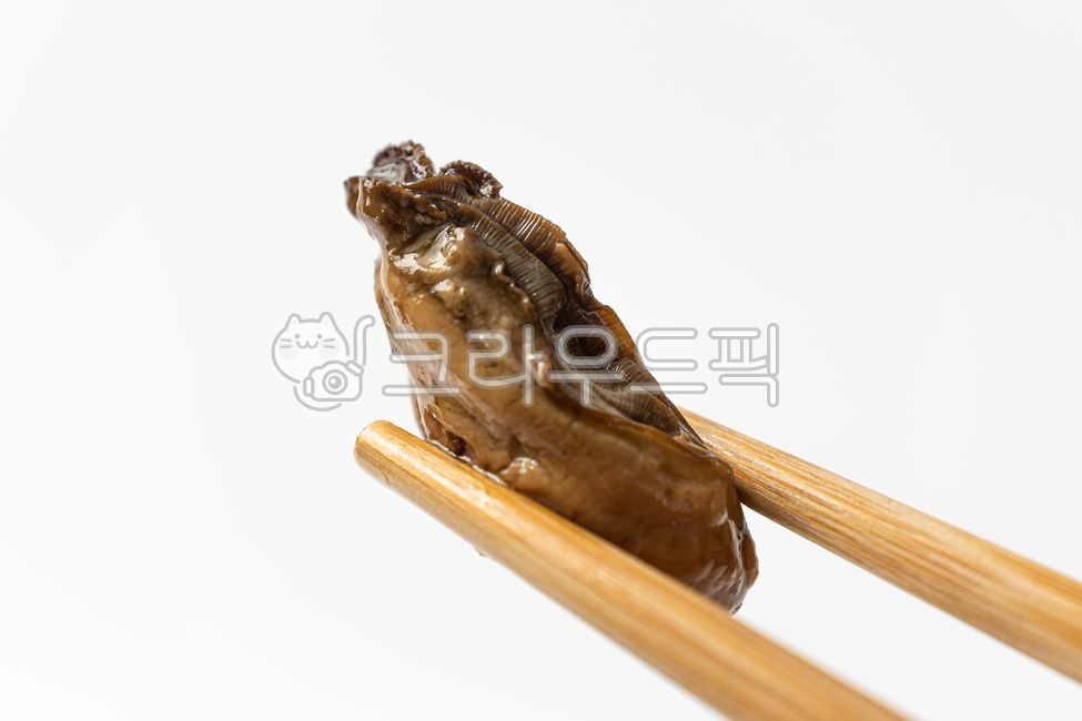 훈제굴,굴,훈제,조개,올리브오일,해산물,해물,훈제요리,어패류,절임,음식,식사,식품,식료품,재료,식재료,음식재료,클로즈업,향이강한,훈제향,부드러운