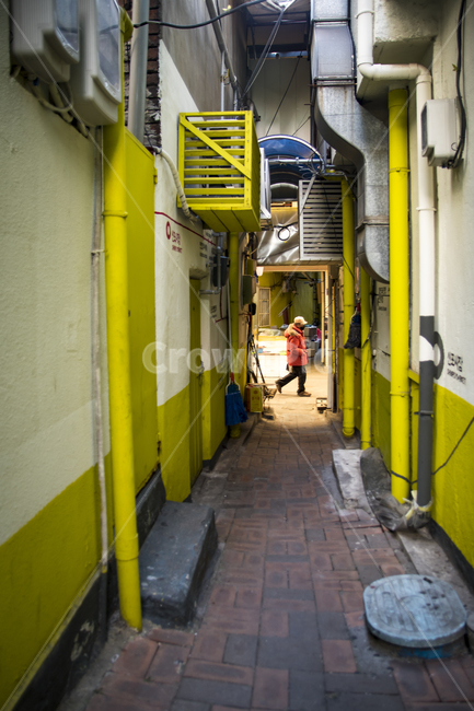 골목,노란색,오렌지색,좁은길,길,골목길,alley,사람,인물,인간,human,person,남성,남자,man,male,path,통로,walkway,보도