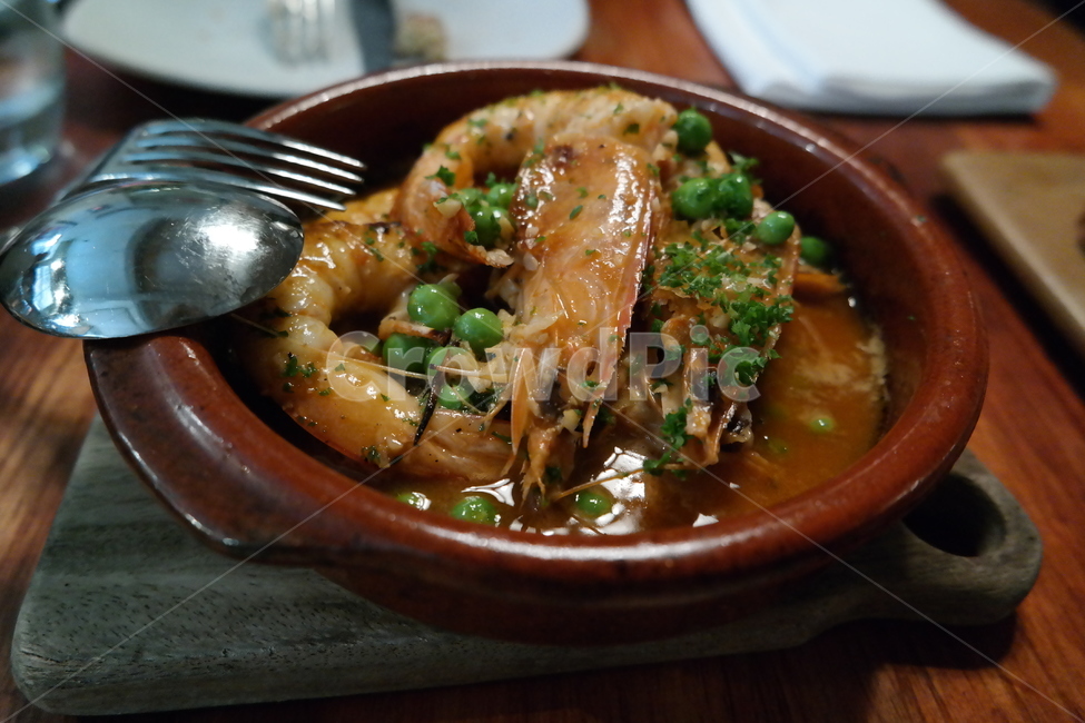 멜버른,새우,새우요리,food,foods,포크,숟가락,접시,음식,브라운,분위기