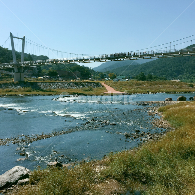 다리,강,풀숲,자갈,다리건너는사람들,흐르는강,개울,얄은강,여름,한낮,다리풍경,작은다리,aflowingriver,river,shallowriver,summer,bridge,crossingbridge
