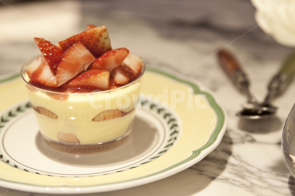 디저트,딸기,케이크,조각케익,포크,접시,카페,식당,음식,식재료,요리,food,cook,meal,dishes,food reserves,디저트,간식,후식,dessert,snack