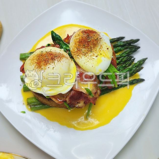 plating,lunch,hollandaisesauce,party food,home party,homeparty,hollandaise,cooking,Home Cafe,home party food,brunches,homemade,cook,Hollandaise Sauce,Brunch dishes,home cook,Home party cooking,homecook,food,Lunch,meal,poached egg,Eggs Benedict,dish,brunch