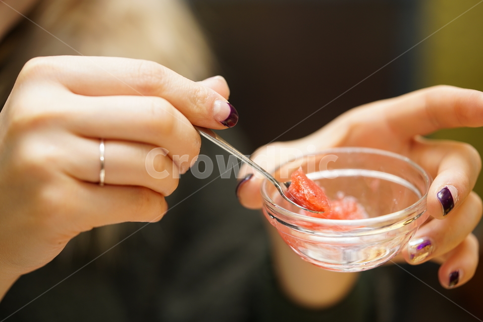 간식,후식,디저트,손,여인,반지,느낌,색감,아이스크림,샤베트,새콤,손가락,여자,달달,음식,식재료,요리,food,cook,meal,dishes,food reserves,디저트,간식,후식,dessert,snack