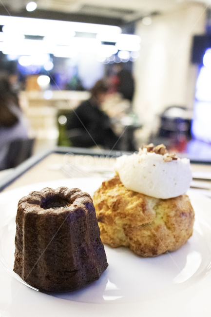 식품,식재료,meal,요리,creme,food,스콘,eal,cream,디저트,dessert,베이커리,다이닝,dish,cook,베이킹,cafe,감성,스낵,bread,snack,reserves,dishes,간식,후식,빵집,카페,제빵,크림,fork,포크,cutlery,빵,주방용칼,식사,초코,초코까눌레,까눌레,플레이팅,마들렌,snone,canele,빵,bread,디저트,간식,후식,dessert,snack