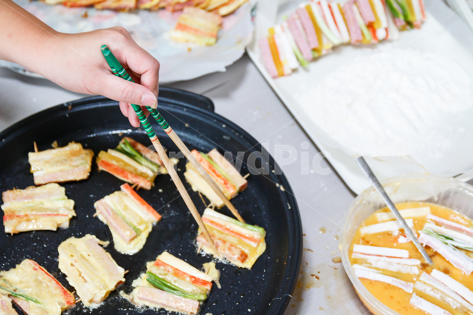 산적,명절준비,명절음식,꼬치,음식,전,추석,설날,한가위,적,햄,맛살,야채,이쑤시개,미니산적,단무지,색상,부침개,구이,부침,튀김,프라이팬,후라이팬,기름,계란,계란옷,요리,밀가루,한국음식,한국전통,한국문화,korean traditional,korean culture,사람,인물,인간,human,person,신체일부,몸,body,음식,식재료,요리,food,cook,meal,dishes,food reserves,한식,한국음식,한국요리,korean food,korean dishes,korean meal,korean cook