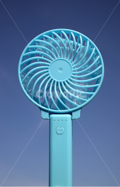 선풍기,손풍기,미니,핸드,핸디,휴대용,휴대,미니선풍기,휴대용선풍기,핸드선풍기,여름,파란,블루,오브젝트,사물,물건,시원한,실외,야외,하늘,손,바람,손선풍기,여름,계절,summer,season,사물,물건,오브젝트,thing,object,matter